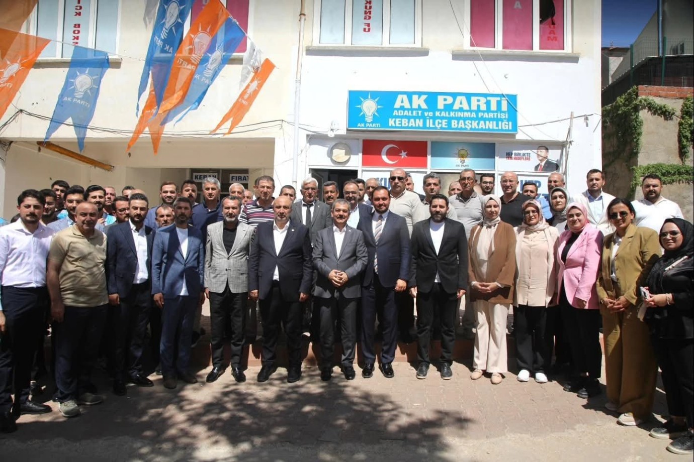 Ak Parti Teşkilatı Sahada İlçe Buluşmalarının Üçüncüsü Keban’da