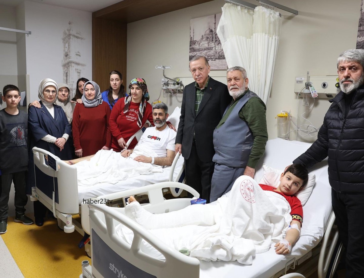 Cumhurbaşkanımız Recep Tayyip Erdoğan Ve Eşi Emine Erdoğan Depremzedeleri Ziyaret Etti