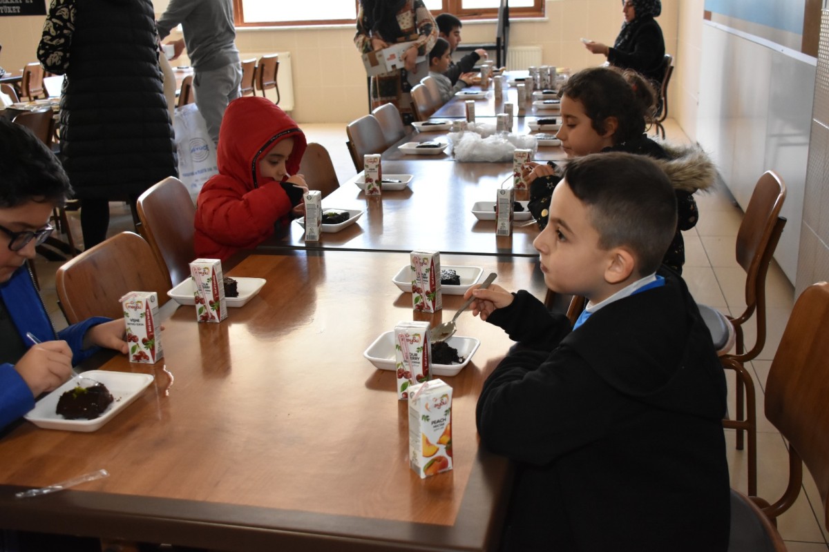 Gsim Kadın Personellerimizden Depremzede Çocuklara Pasta Sürprizi